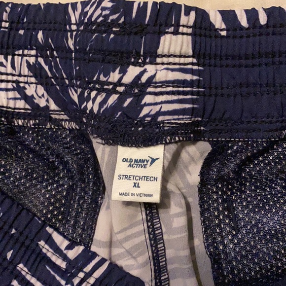 NWT old navy active shorts with pockets! - Picture 2 of 5